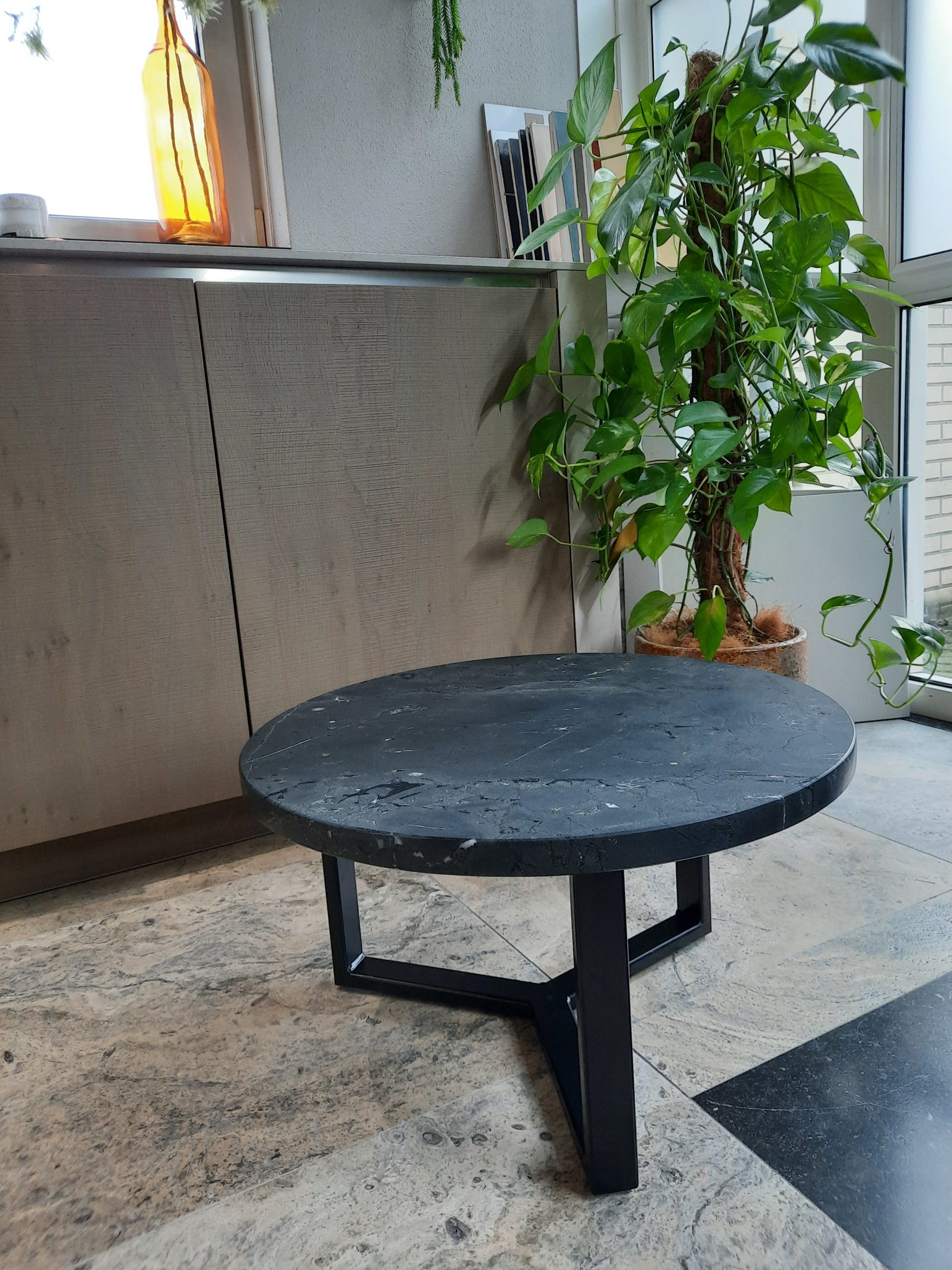 compromis enthousiasme Verplicht Salontafel met granieten blad Mathi Grey, diameter 58cm - Hafkamp  Natuursteen